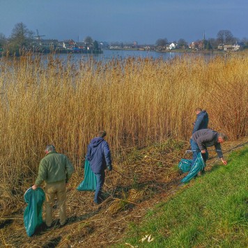 Zwerfvuil ruimen langs de Hollandse IJssel in het kader van NLdoet